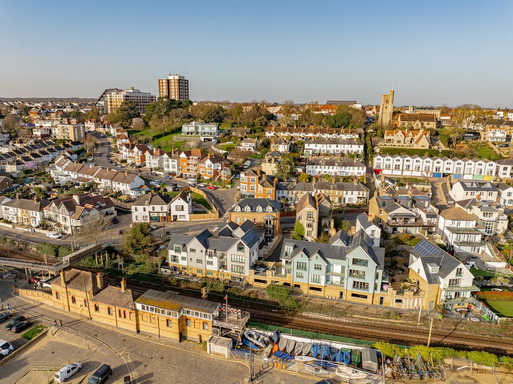 Property photo 3 of 36