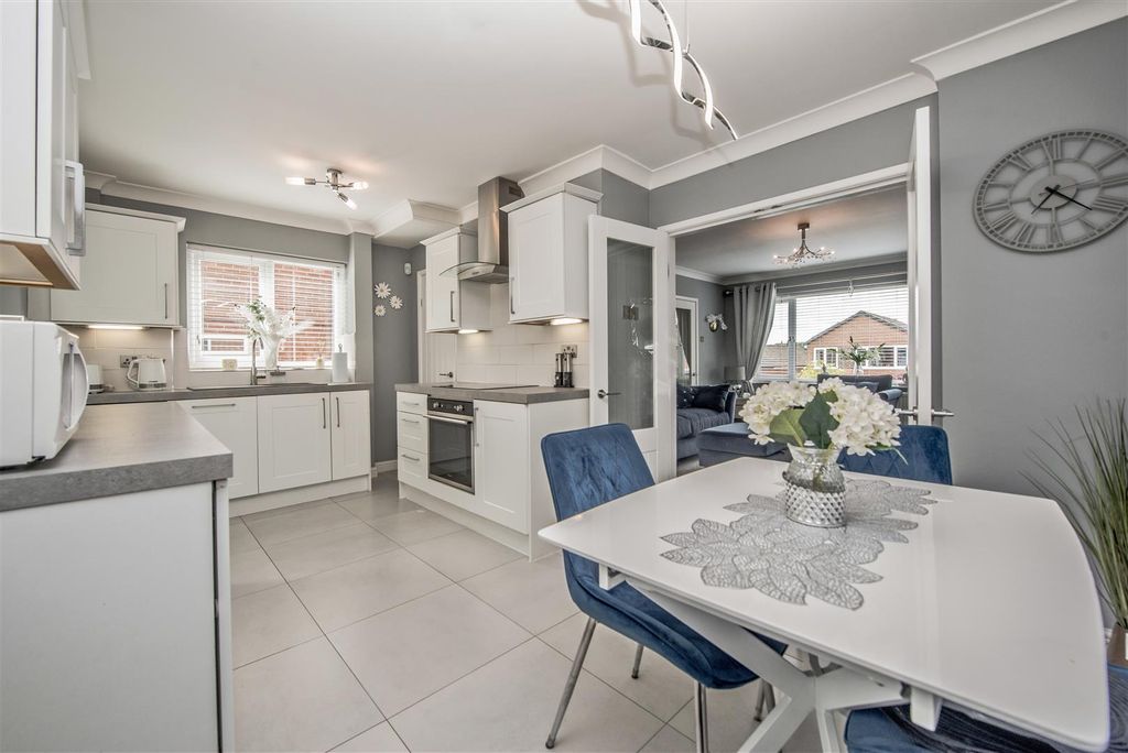 Property photo 3 of 20 Modern Fitted Dining Kitchen: