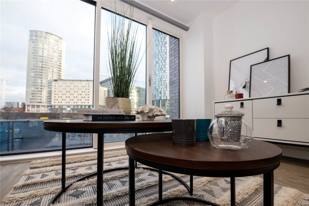 Property photo 3 of 13 Lounge