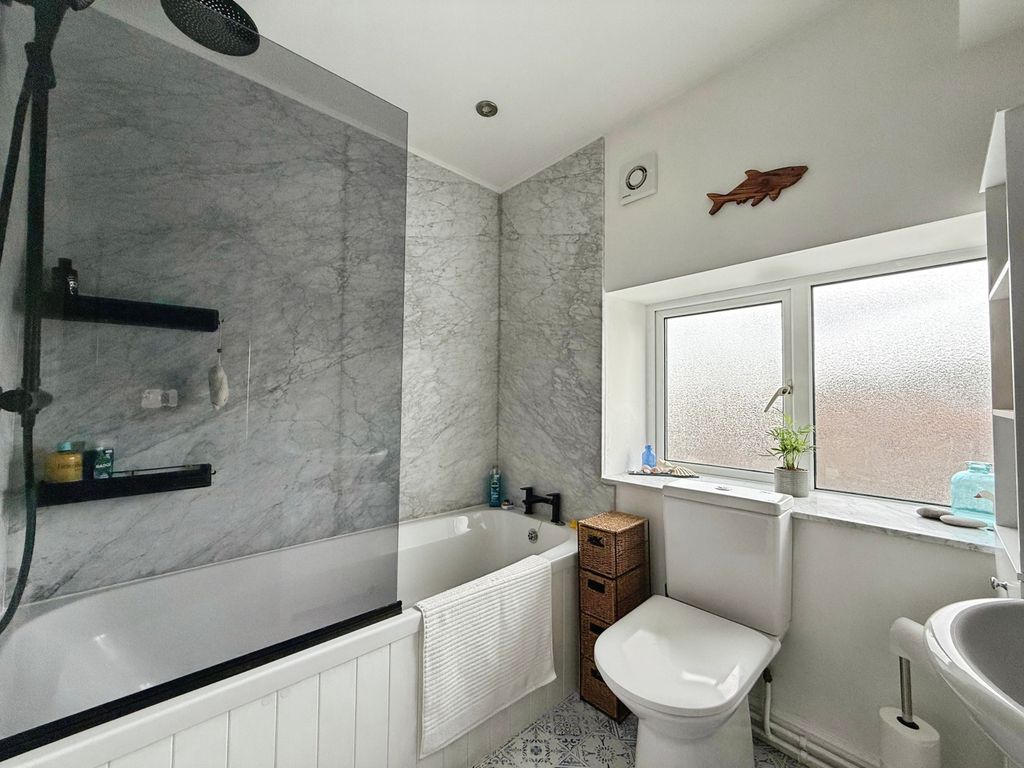 Property photo 3 of 10 Bathroom