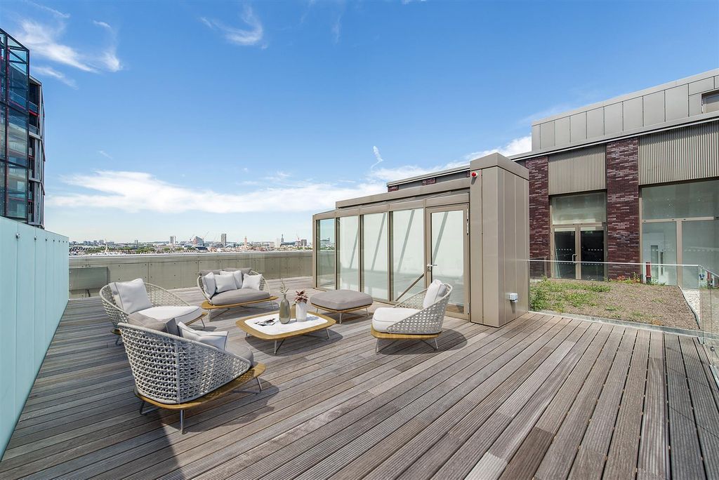 Property photo 3 of 32 Roof Terrace