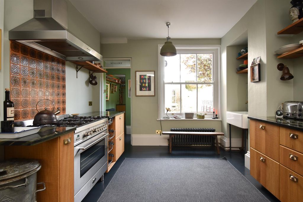 Property photo 3 of 31 Kitchen