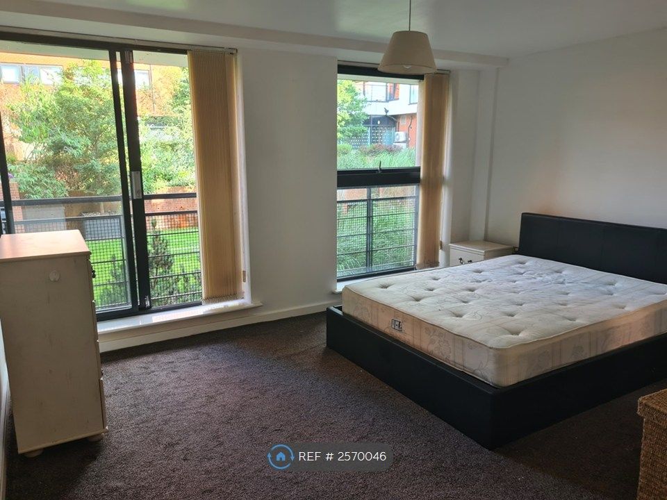 Property photo 2 of 5 Large Bedroom