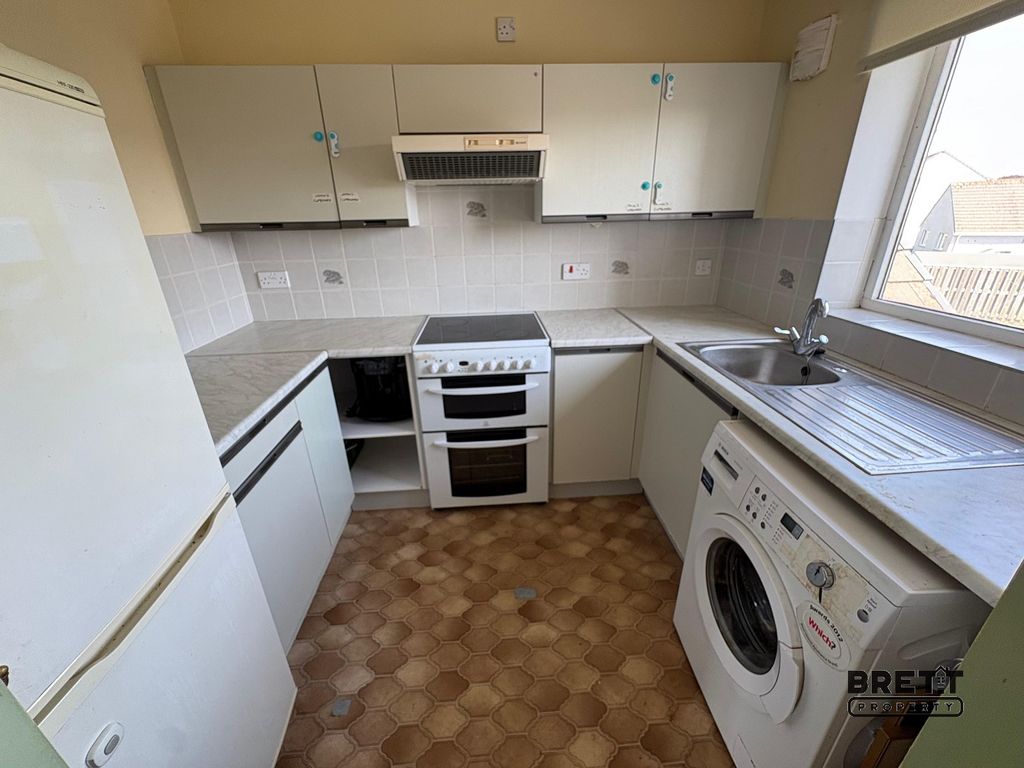 Property photo 3 of 6 Kitchen