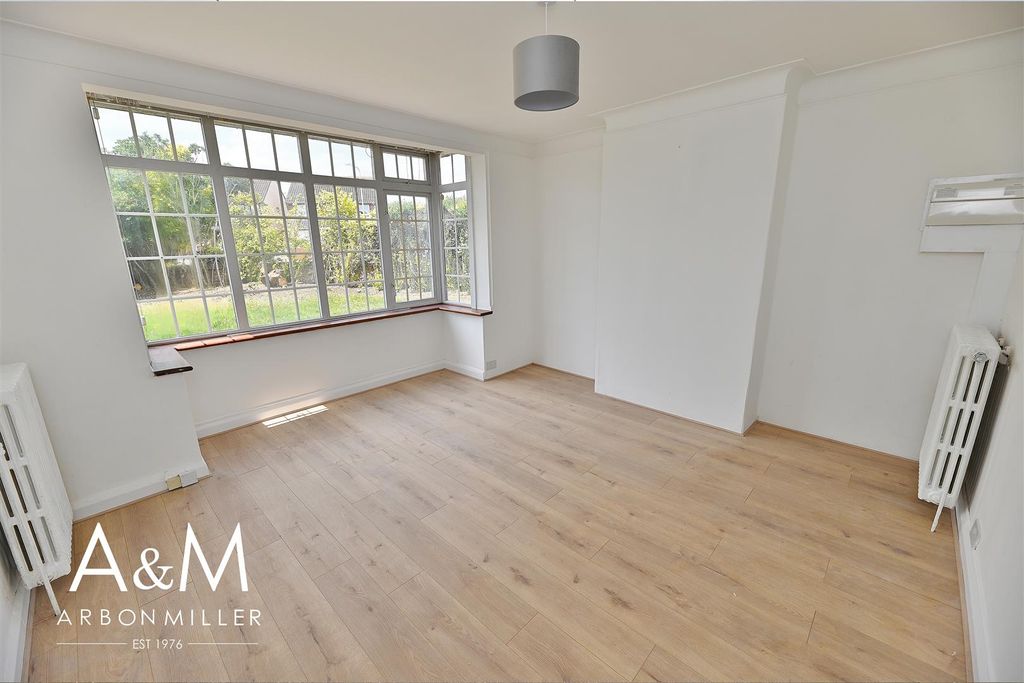 Property photo 3 of 16 Lounge