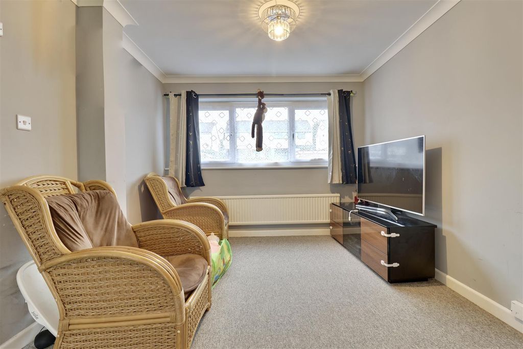 Property photo 3 of 13 1A2954F6-9F22-45A4-9Fb6-E7CC8D606286_1_201_A.Jpeg