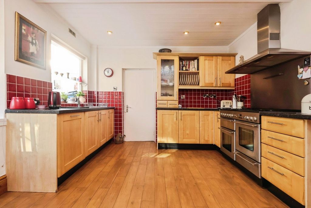 Property photo 2 of 20