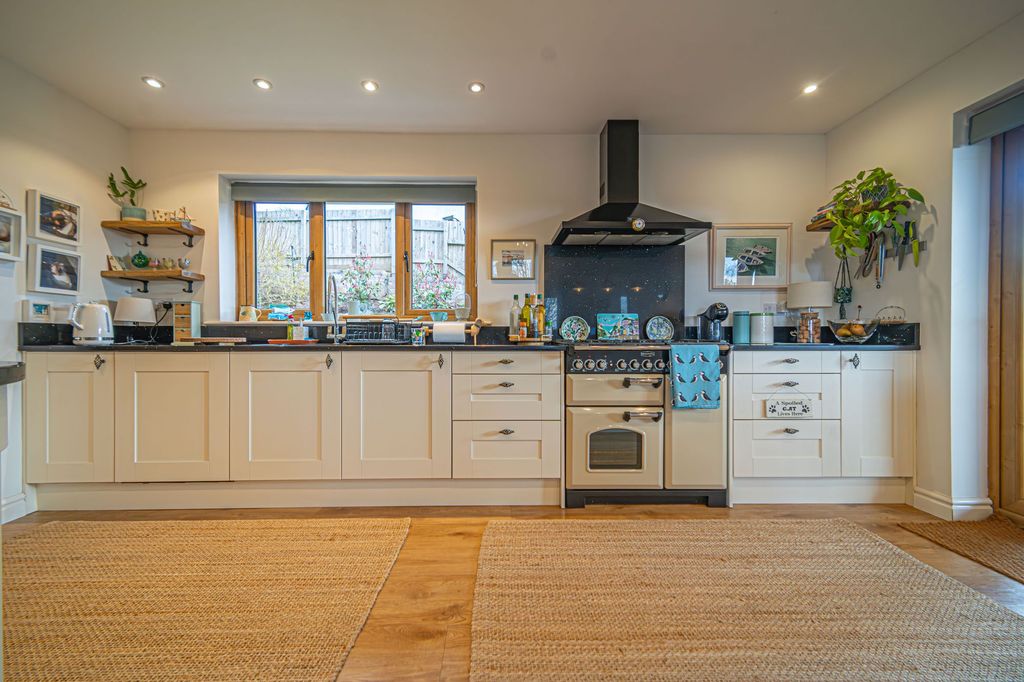 Property photo 2 of 39