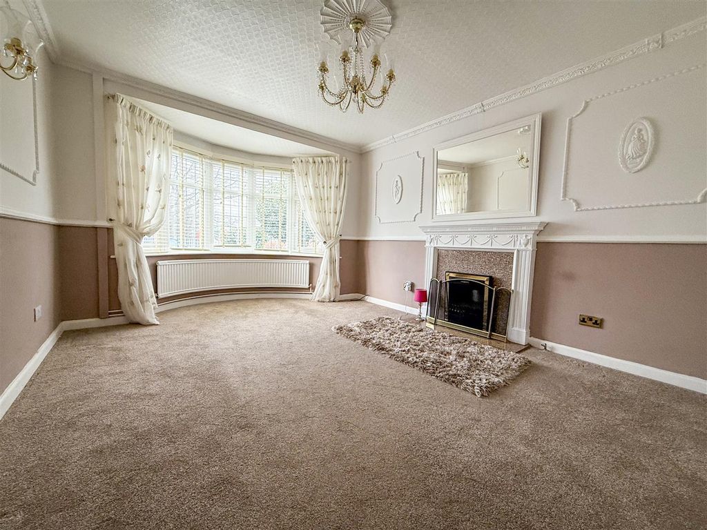Property photo 3 of 18 Lounge