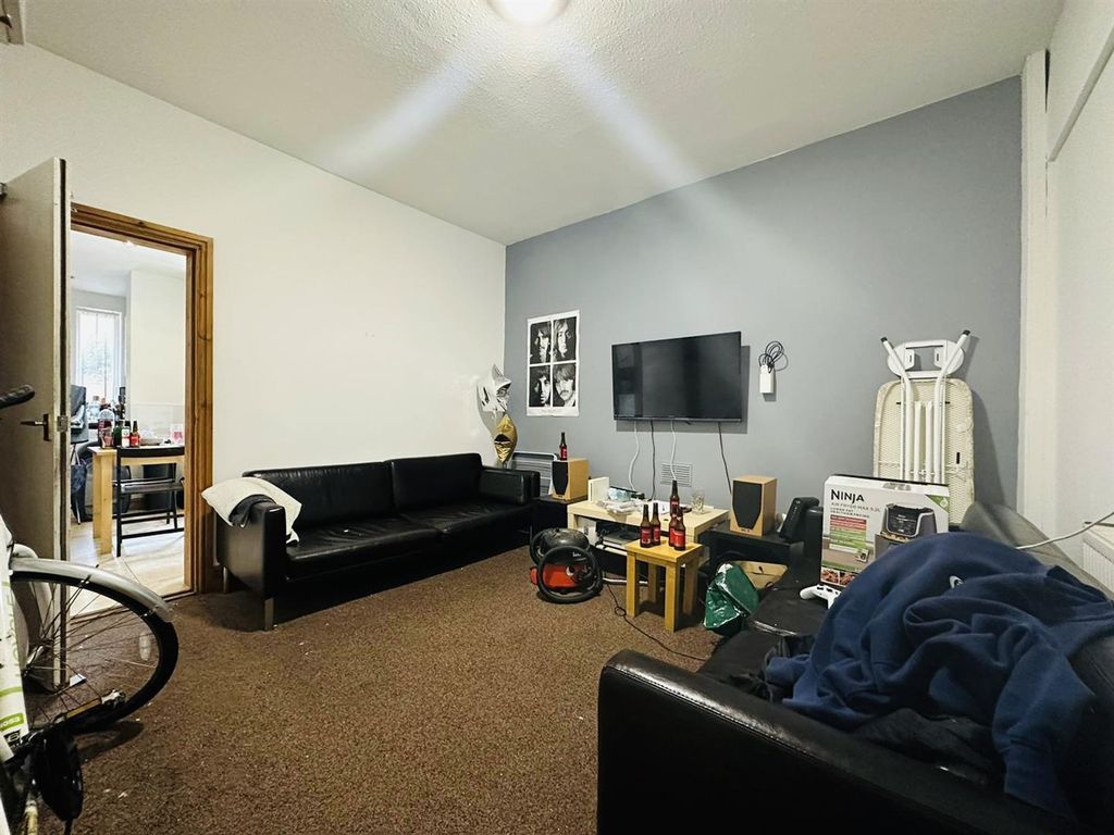 Property photo 2 of 11 Lounge