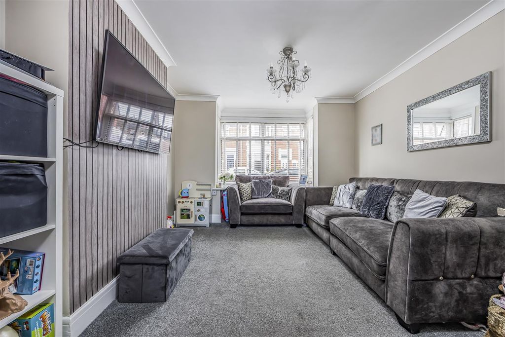 Property photo 3 of 20 111 Stanley Avenue, Baffins-Porticomarketing-Soldb