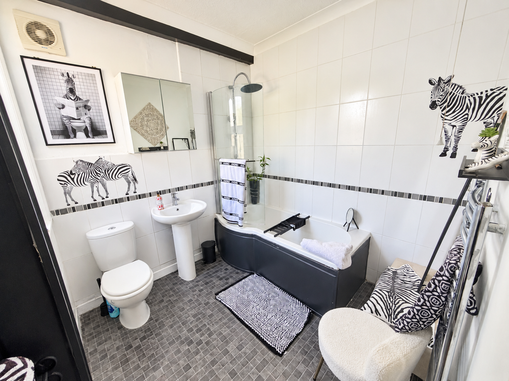 Property photo 3 of 10 Bathroom