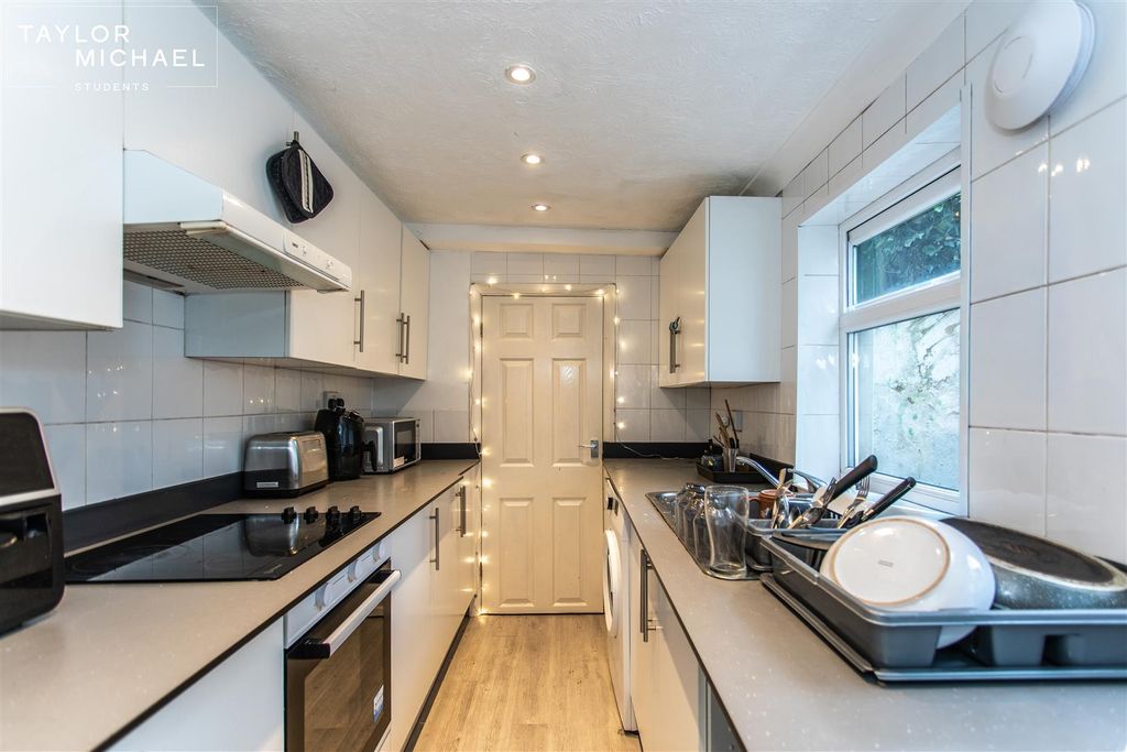 Property photo 1 of 18 Kitchen