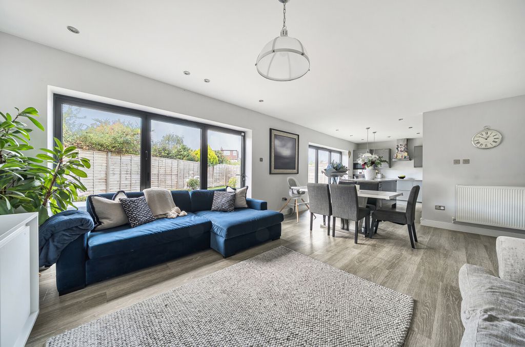 Property photo 2 of 21 1353117-11-68c411...