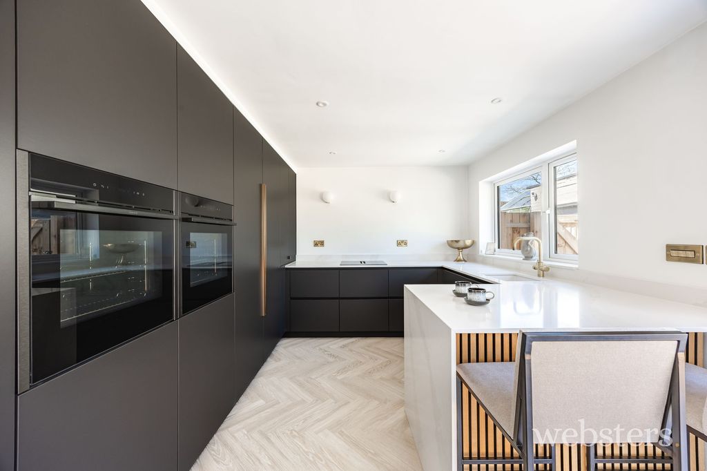 Property photo 3 of 34