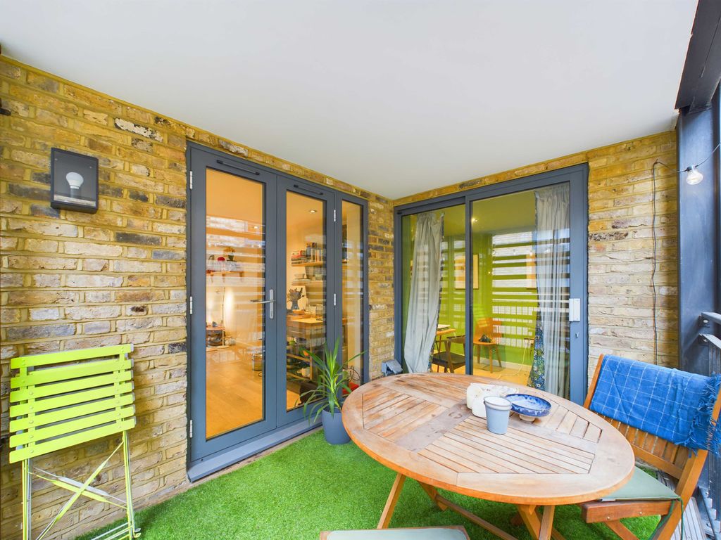 Property photo 1 of 15 Cam03741G0-Pr0059-Still045