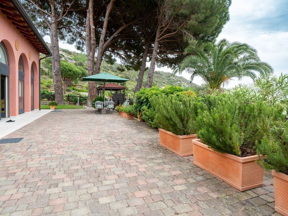 Property photo 2 of 40