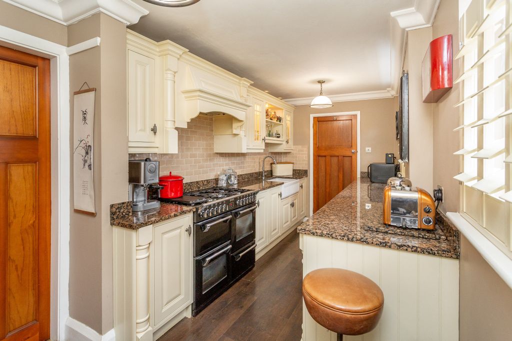 Property photo 3 of 12 Kitchen