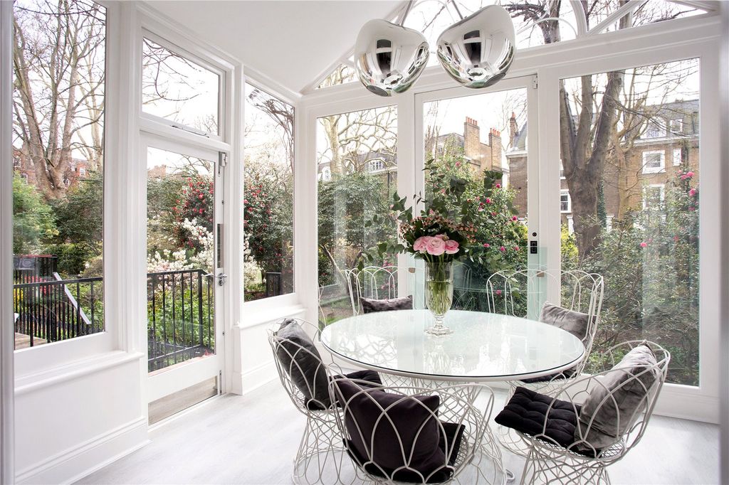 Property photo 2 of 12 Conservatory