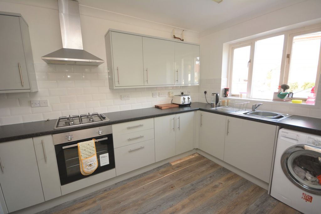 Property photo 2 of 9 Kitchen