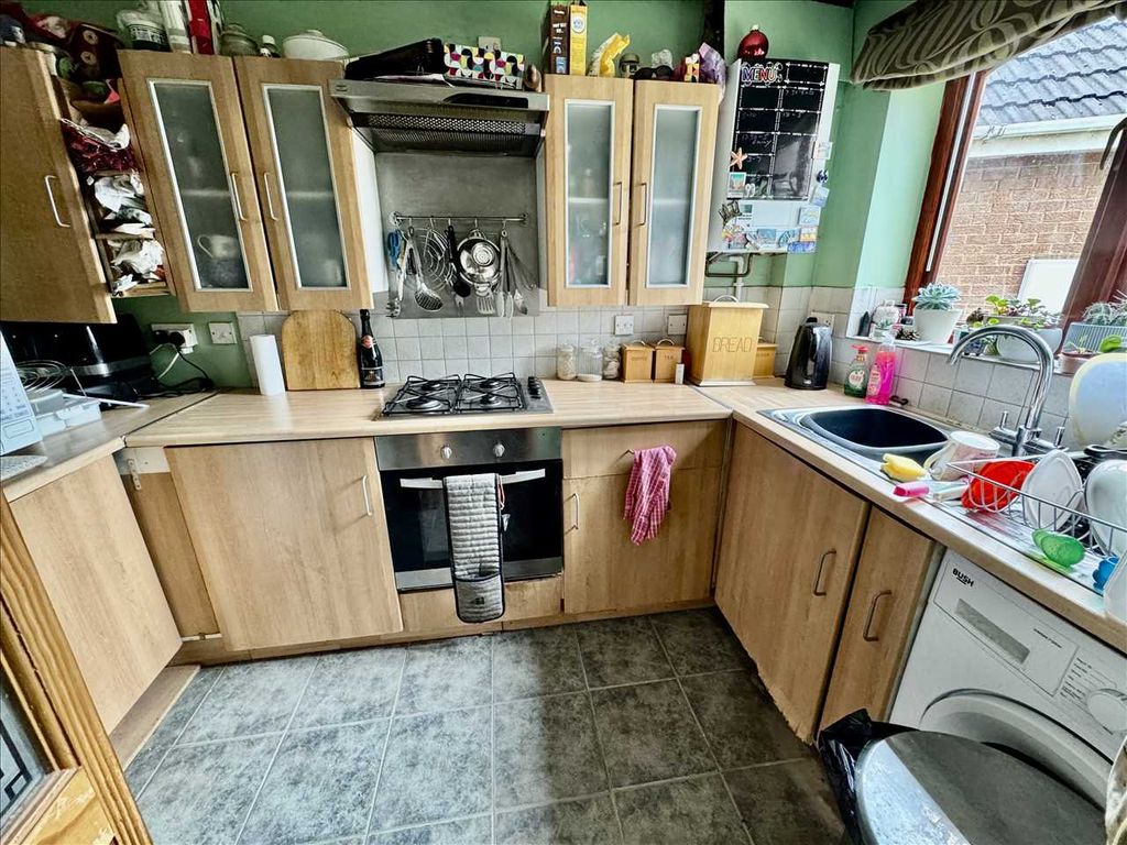 Property photo 3 of 7 Kitchen