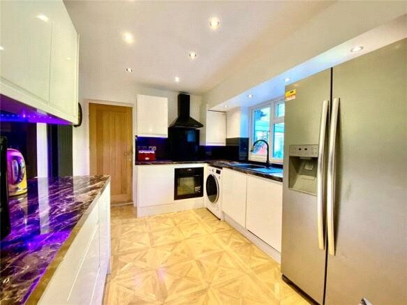 Property photo 3 of 19 Kitchen
