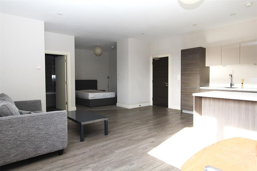 Property photo 3 of 7 Bright Open-Plan Living With Modern Finishes...