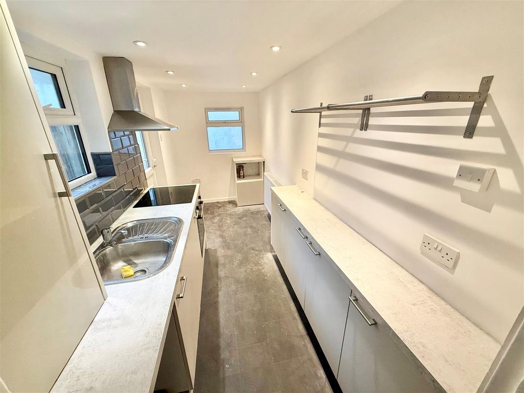 Property photo 1 of 8 Kitchen