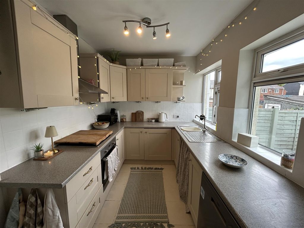 Property photo 3 of 12 Kitchin