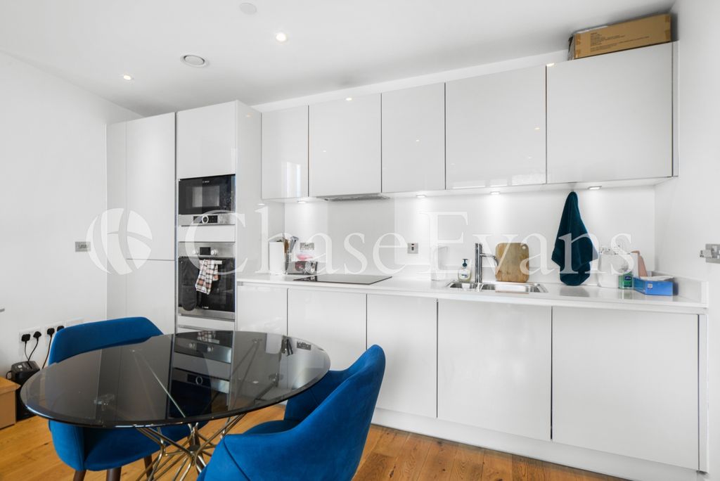 Property photo 3 of 17 Dining Area