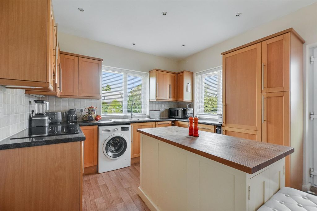 Property photo 3 of 29 Breakfast Kitchen