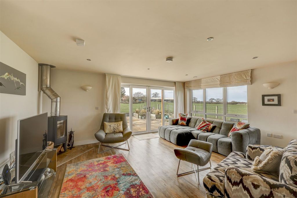 Property photo 2 of 26 Lounge