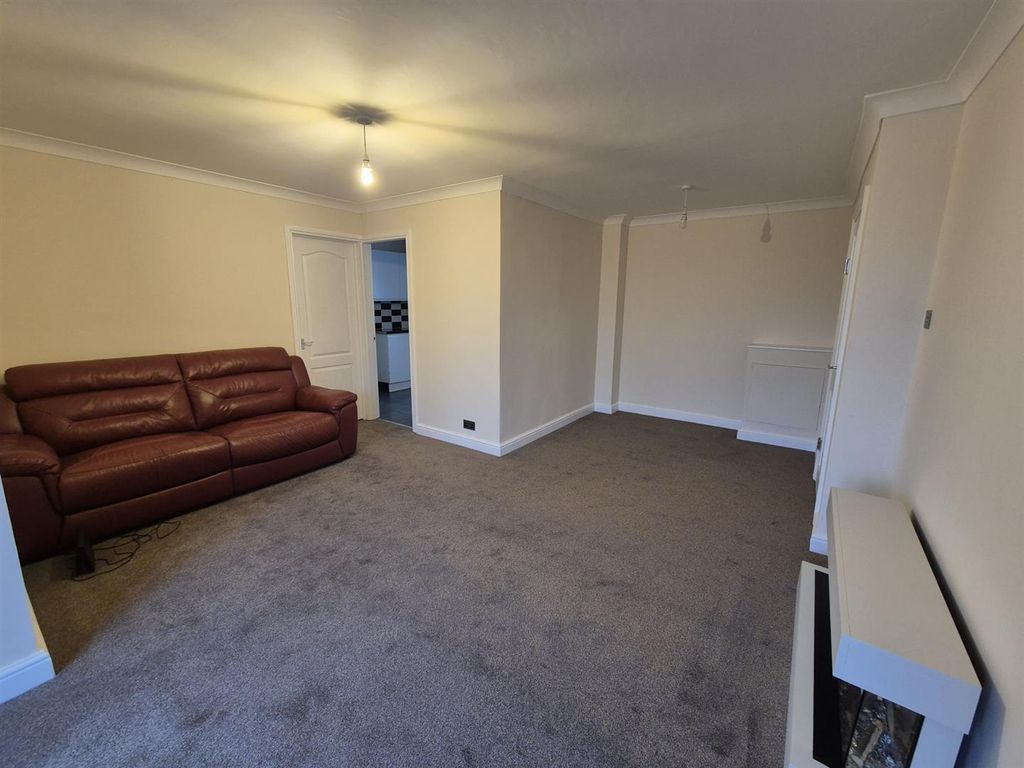 Property photo 3 of 11 Lounge