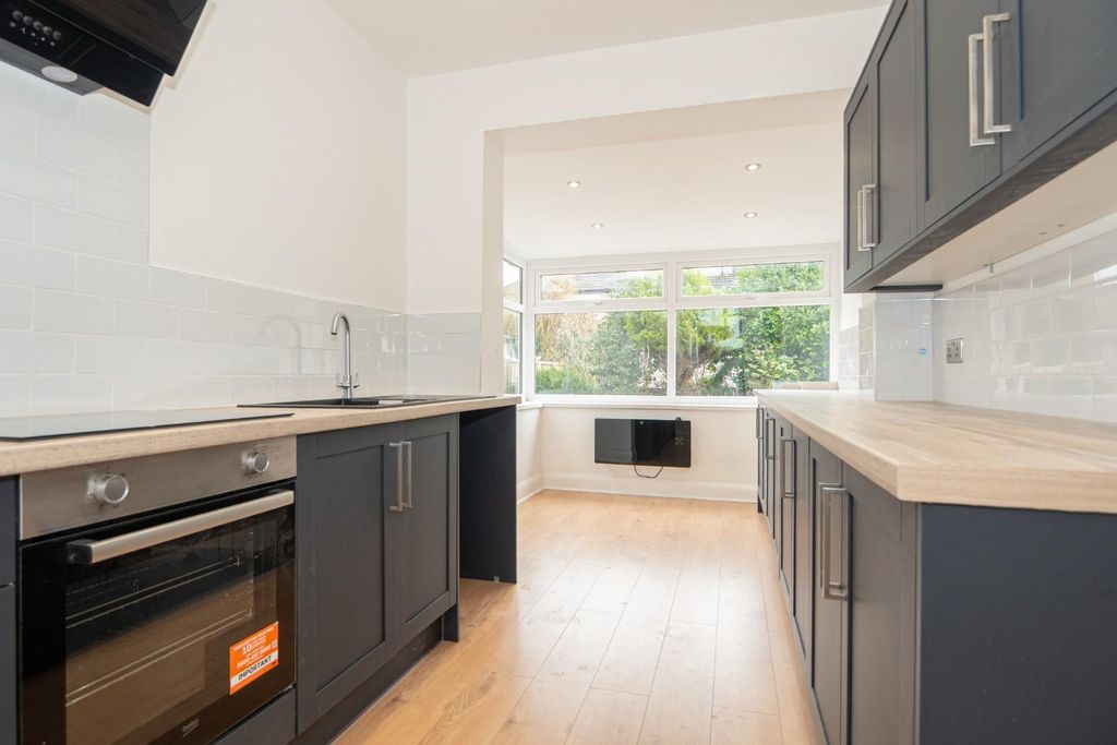 Property photo 3 of 33 Kitchen