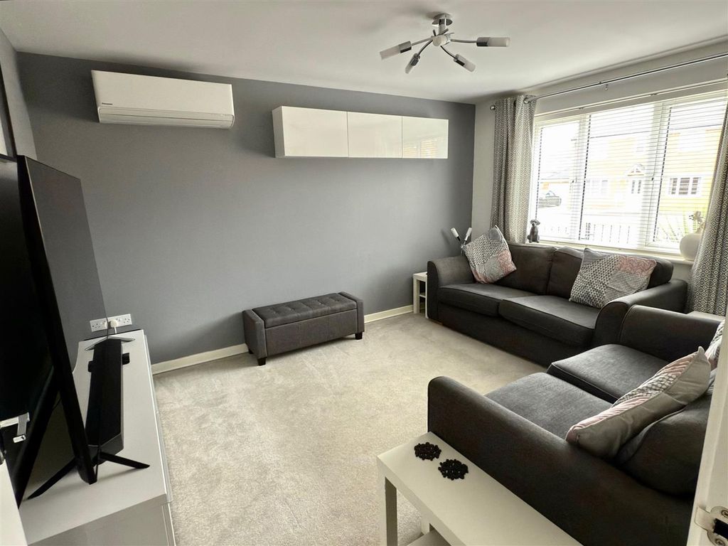 Property photo 2 of 16 Lounge.Jpg