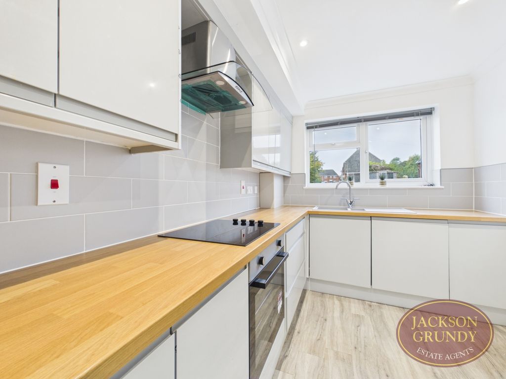 Property photo 2 of 19 Spinney Hill