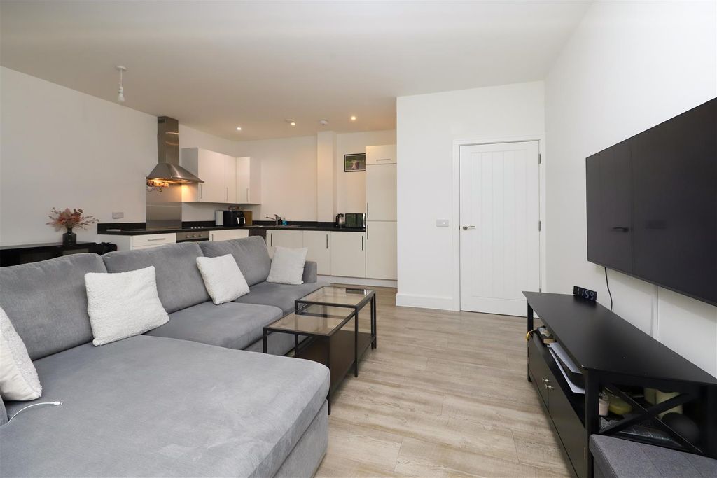 Property photo 2 of 10 Living / Kitchen Area