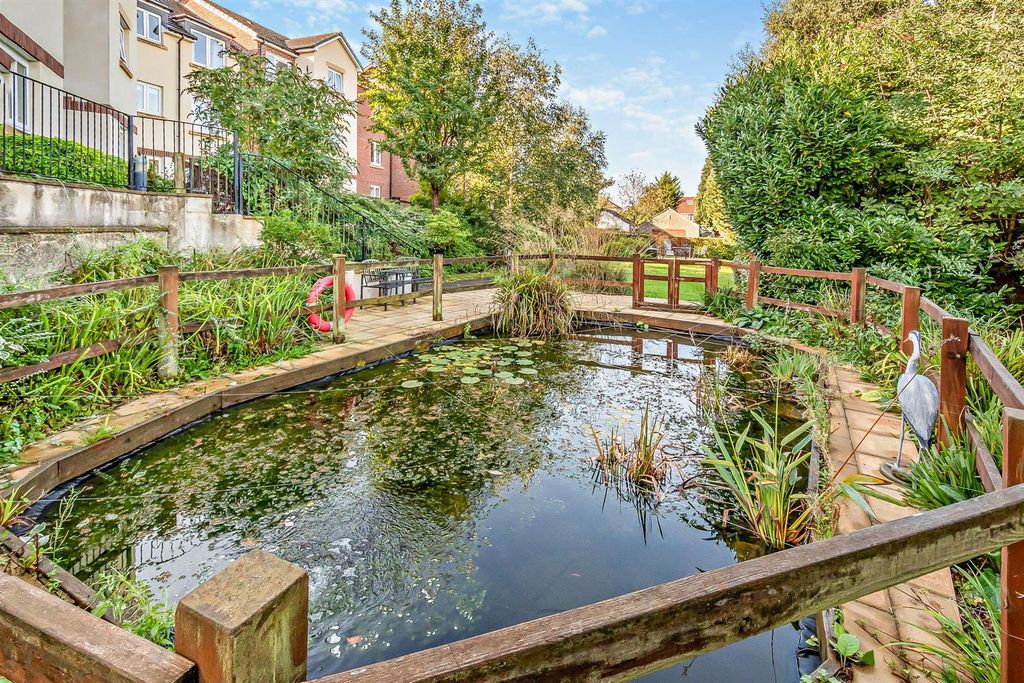 Property photo 2 of 18 Communal Gardens