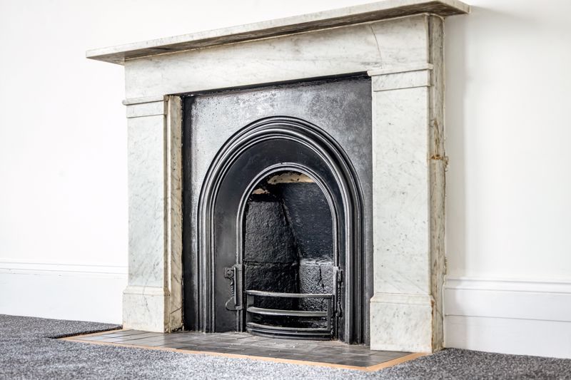 Property photo 3 of 11 .