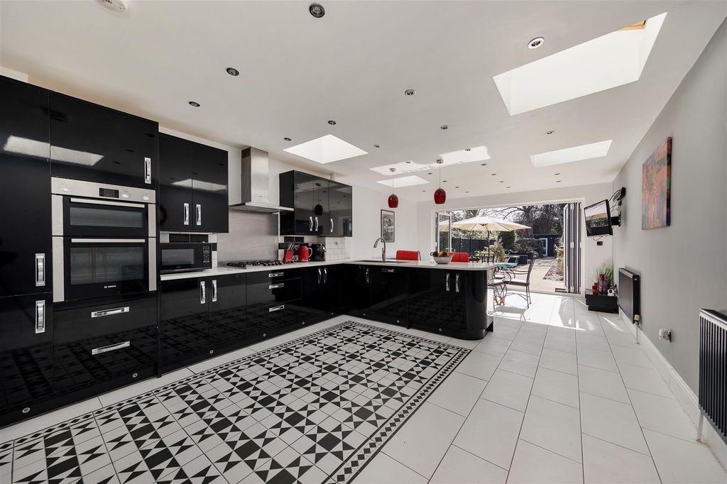 Property photo 3 of 31 Maybank Road, E18