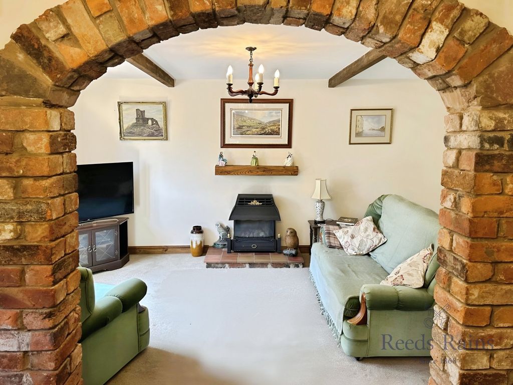 Property photo 3 of 17 Lounge