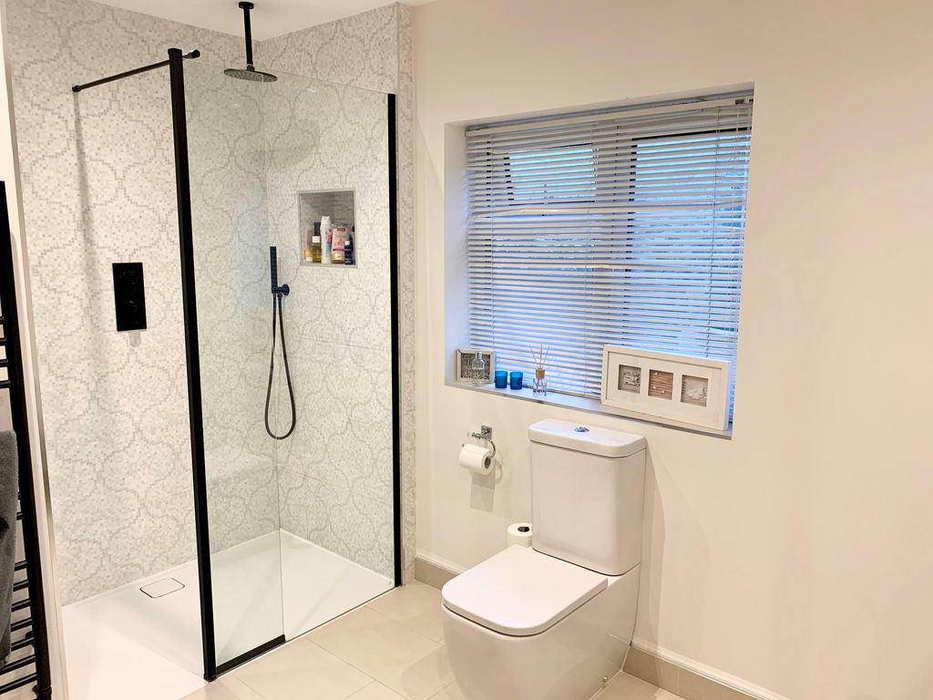 Property photo 3 of 27 En-Suite Bathroom