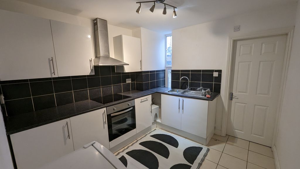 Property photo 3 of 8 Kitchen