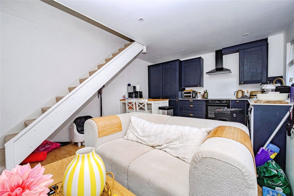 Property photo 3 of 12 Lounge
