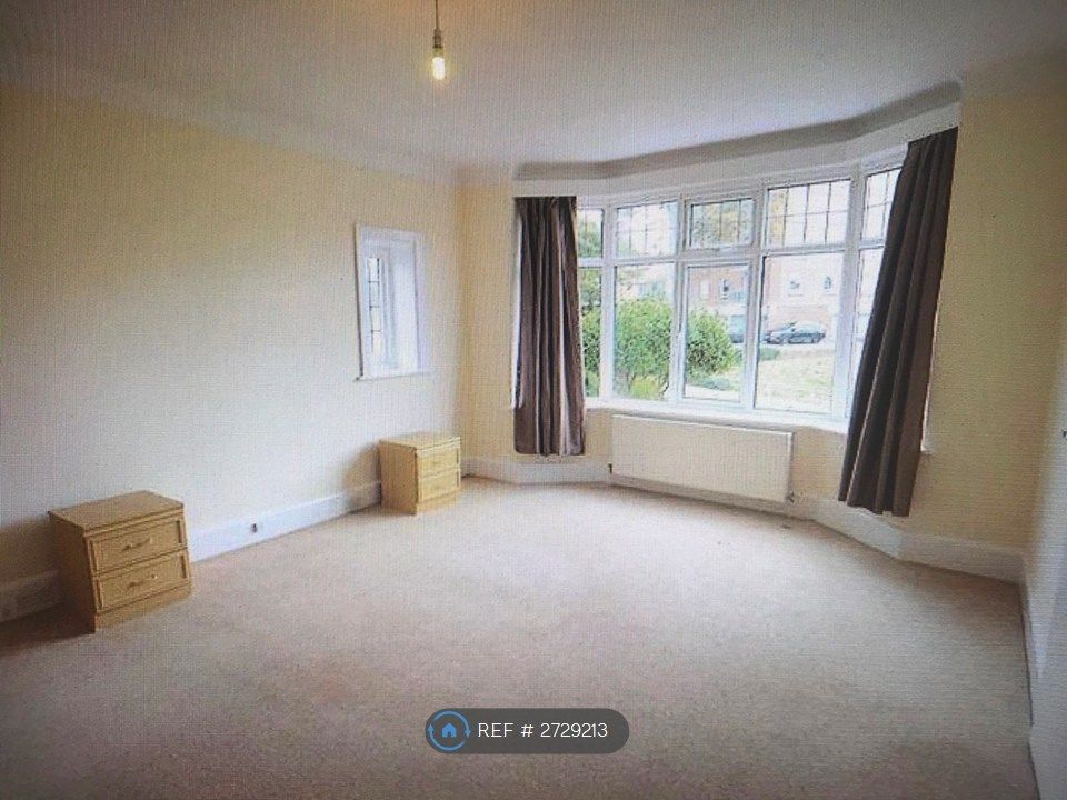 Property photo 2 of 10 Large Master Bedroom With Ensuite