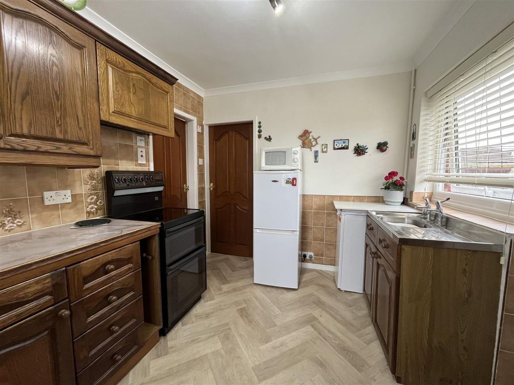 Property photo 3 of 17 Kitchen