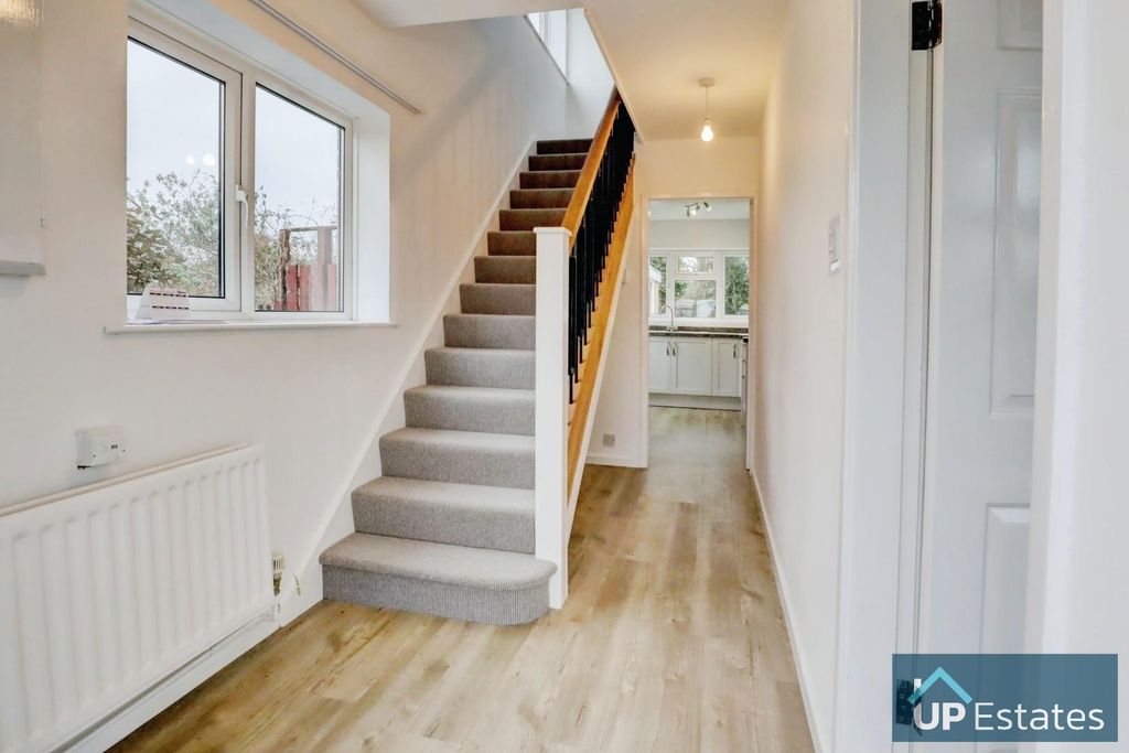 Property photo 3 of 19 Entrance Hall