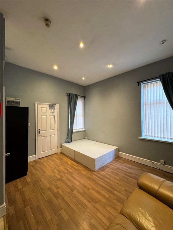 Property photo 2 of 7 Picture No. 12
