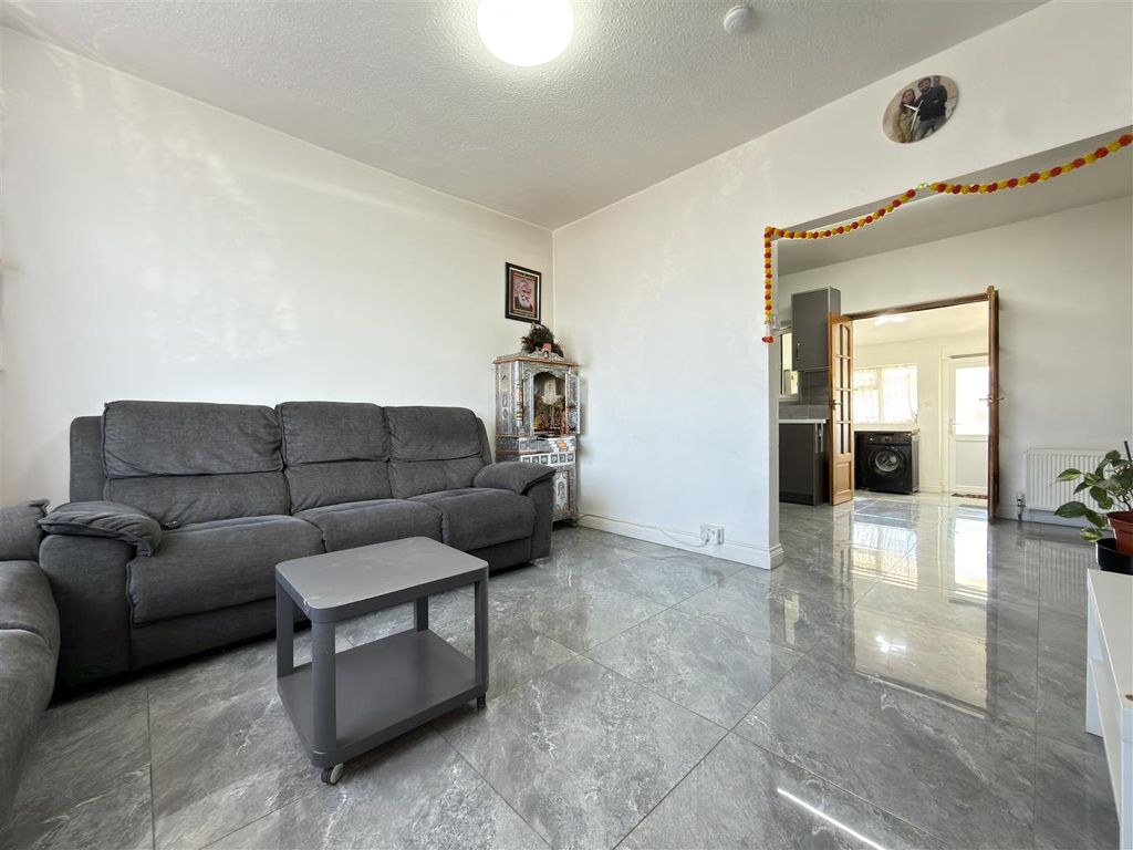 Property photo 3 of 15 Lounge