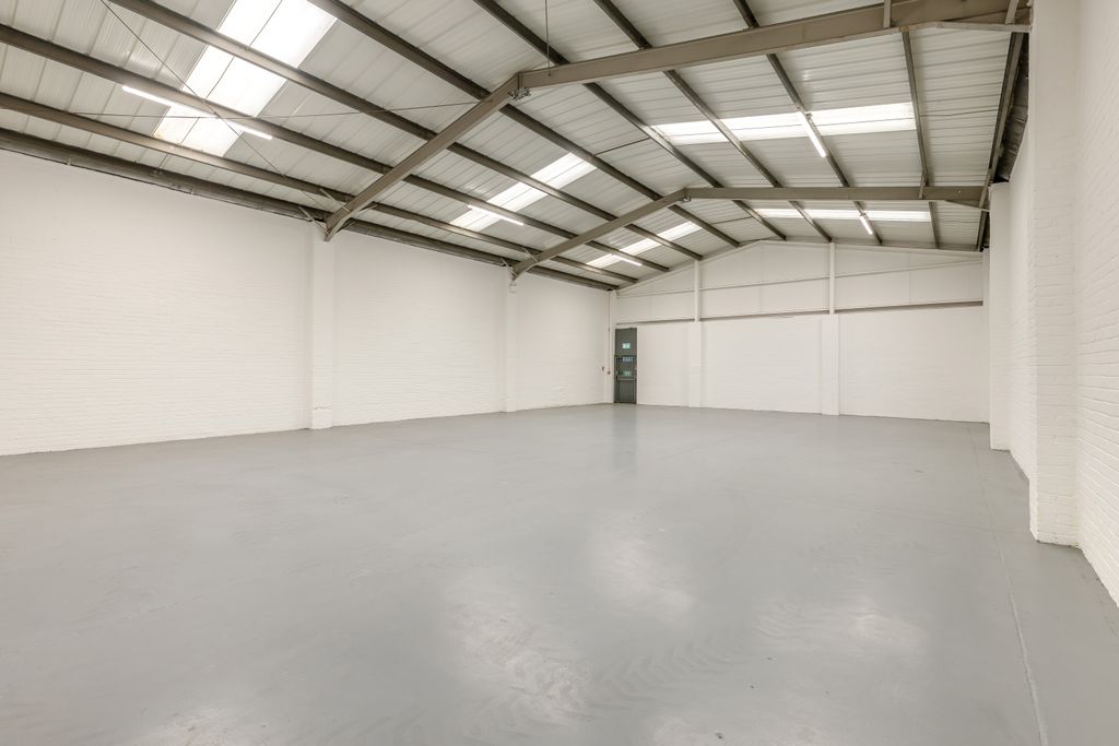 Property photo 3 of 21 8682555-Interior01-800